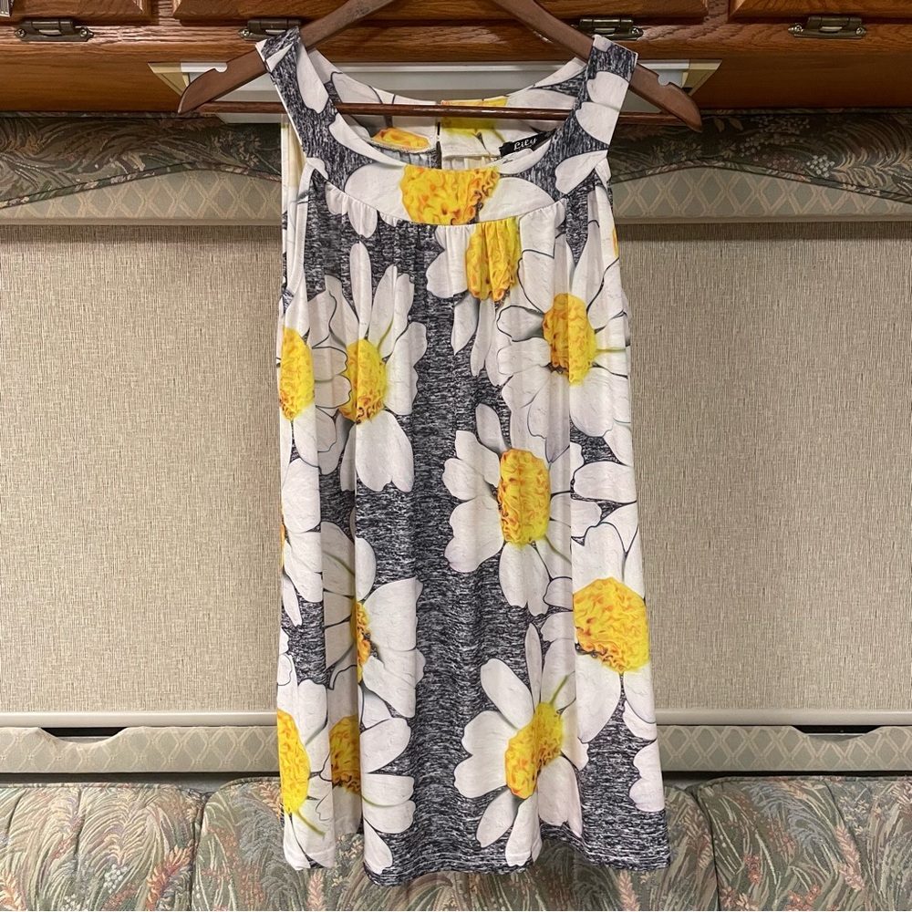 Lily by Firmiana Floral Sleeveless SwingTop A-Line L NWT